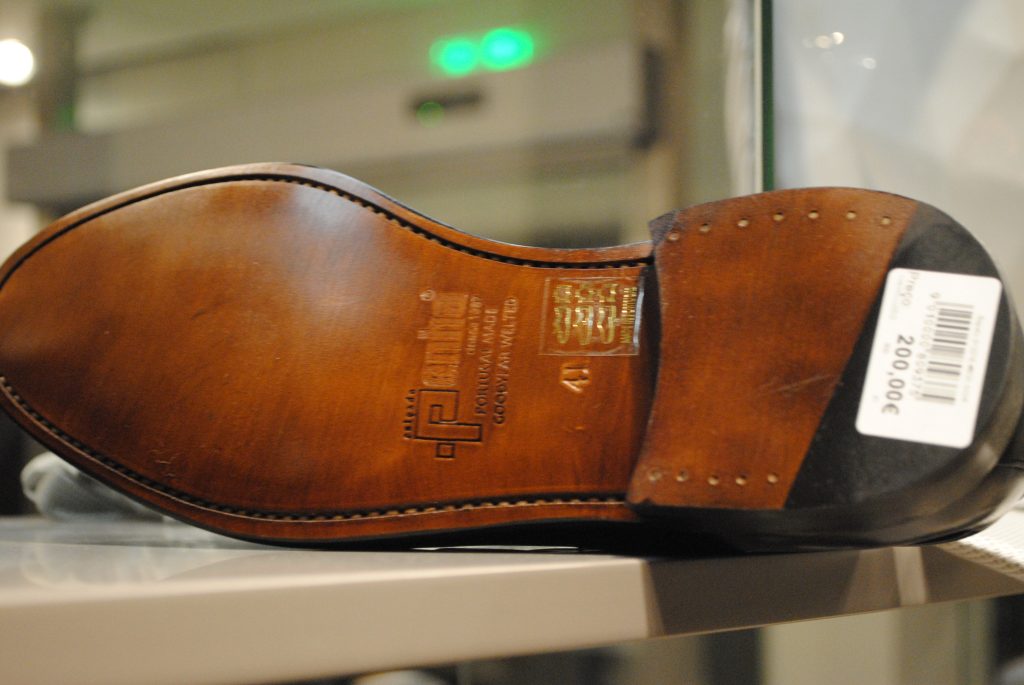 Sola de sapatos na loja da Crialme