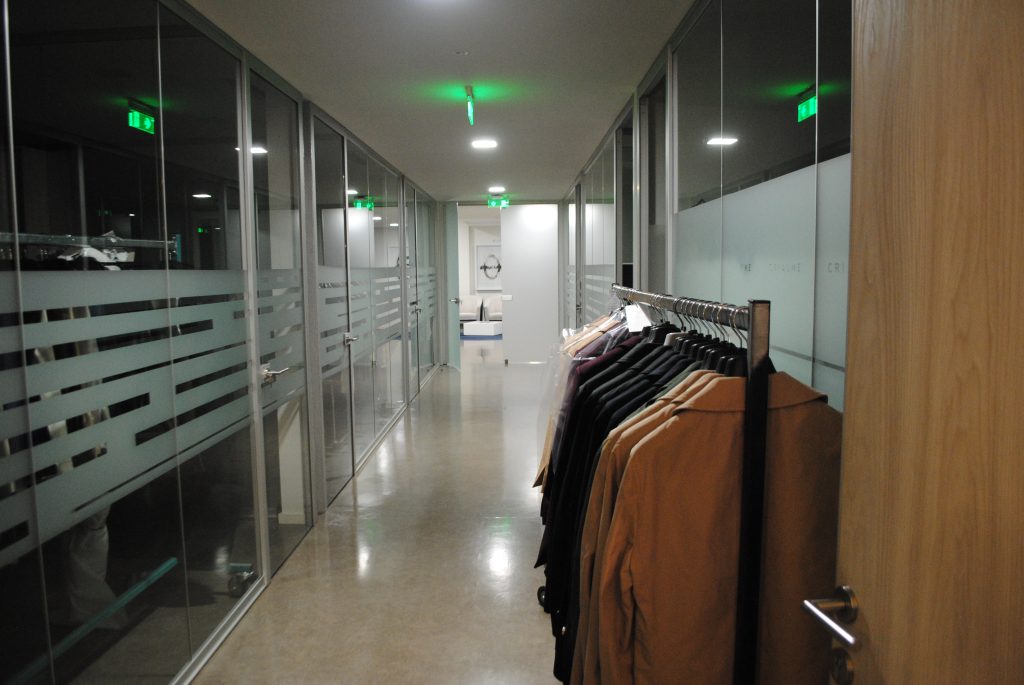 Corredor com peças na fábrica de fatos da Crialme