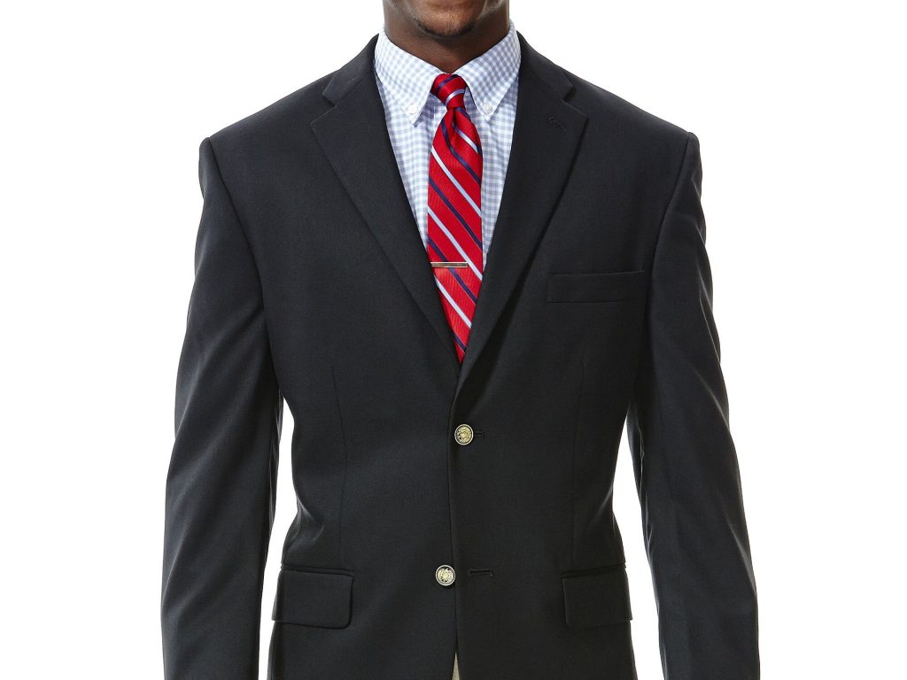 Homem a usar um blazer azul marinho com uma gravata vermelha.