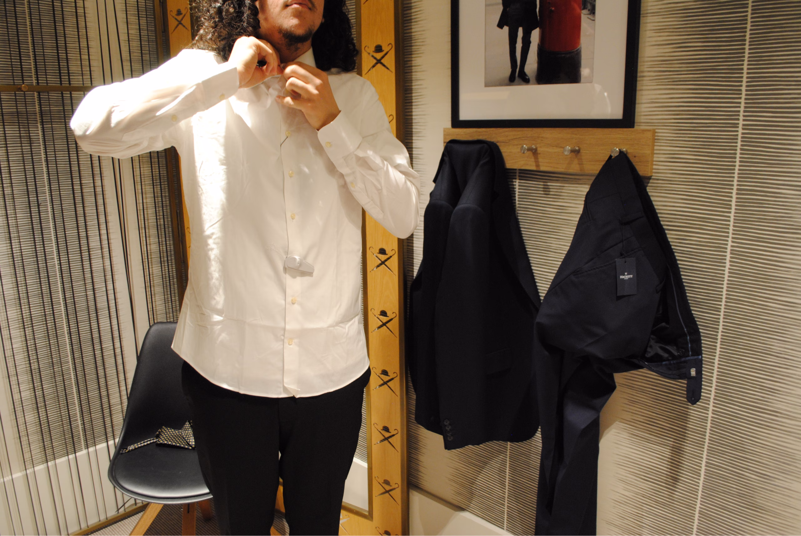 Homem a vestir uma camisa branca de algodão da marca Hackett.