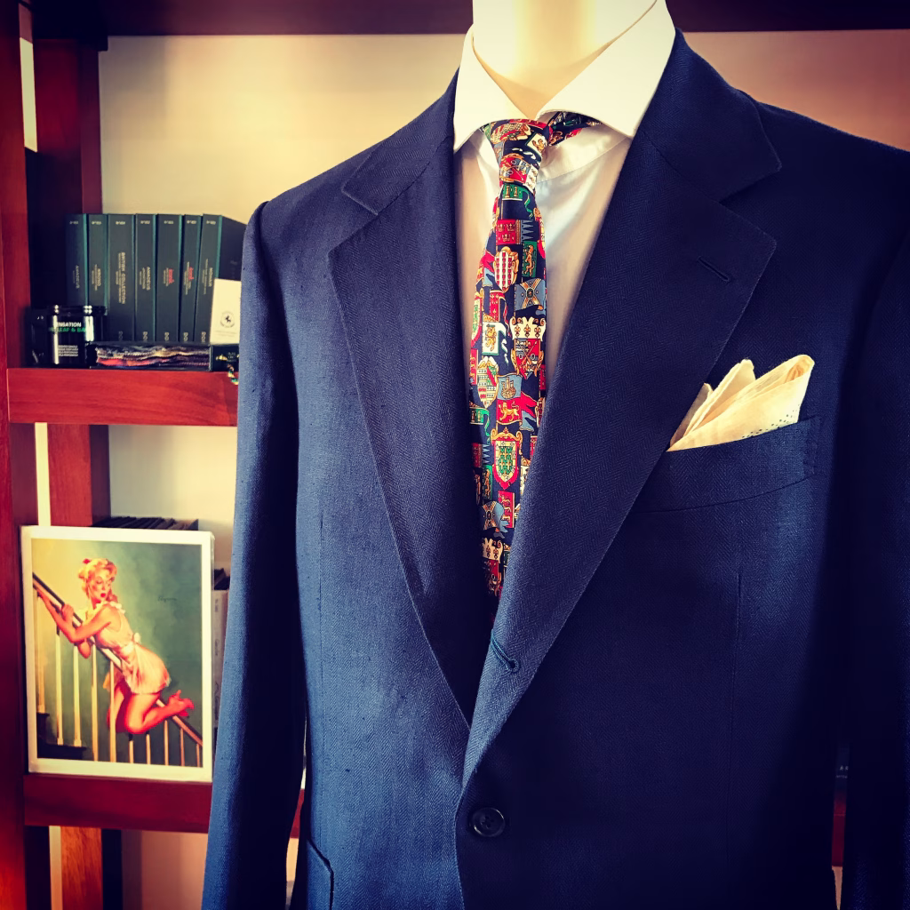 Casaco de fato azul com lapelas entalhadas da Ayres Bespoke Tailor, na alfaiataria do Porto.