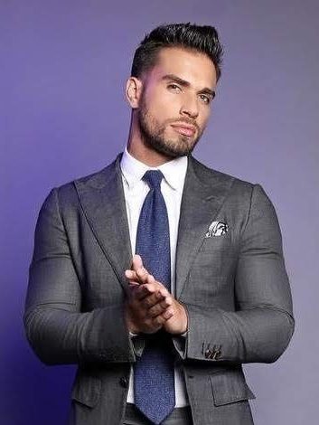 Homem vestido com um fato cinzento médio demasiado apertado.
