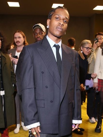 A$AP Rocky a usar um fato demasiado largo nos ombros.