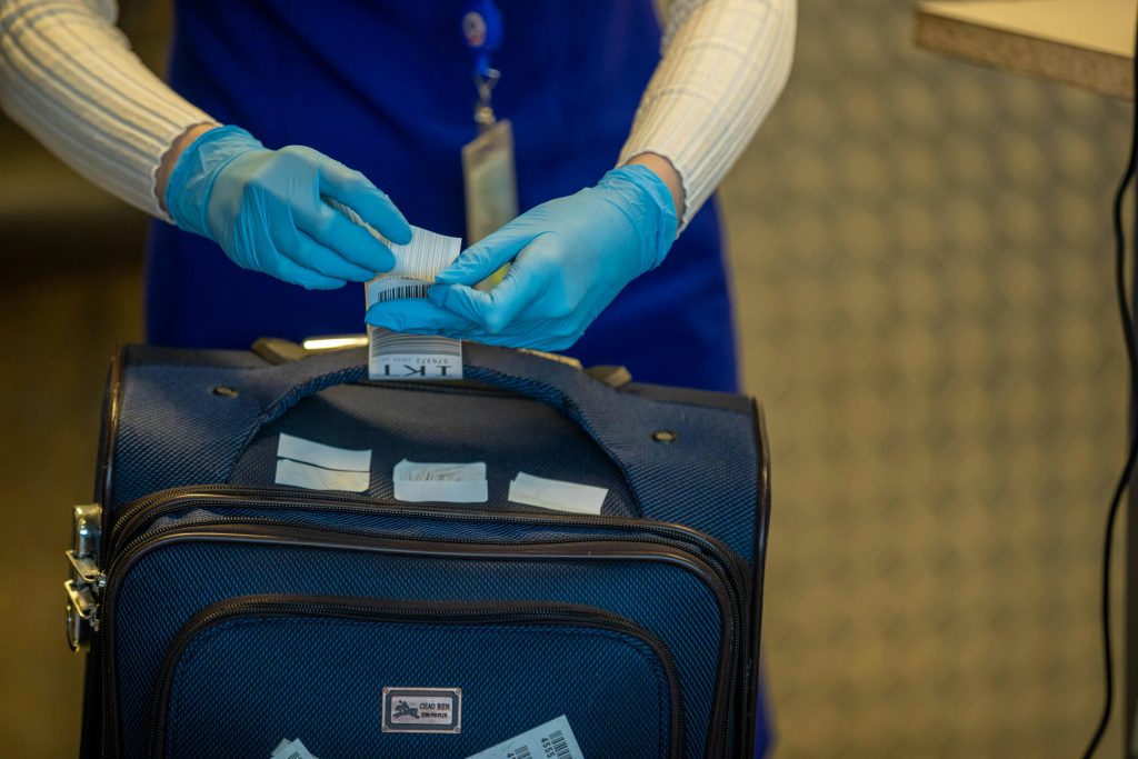 Segurança no aeroporto a verificar uma mala.