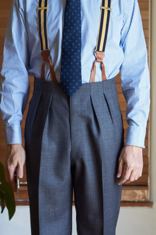 Homem a usar suspensórios com um fato clássico na sala de estar, do blog "Bepoke Wrinkles"