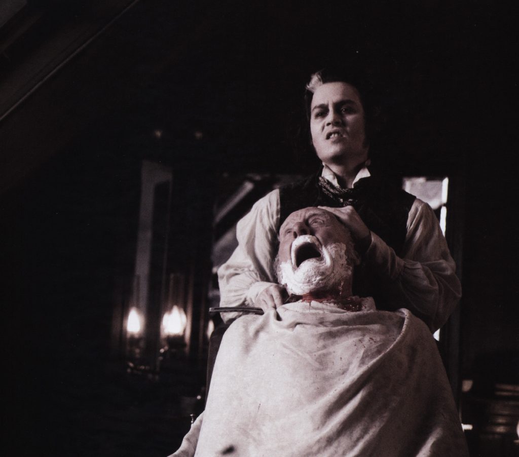Johnny Depp a protagonizar Sweeney Todd enquanto corta a garganta de uma vítima dele com uma Navalha em Londres.