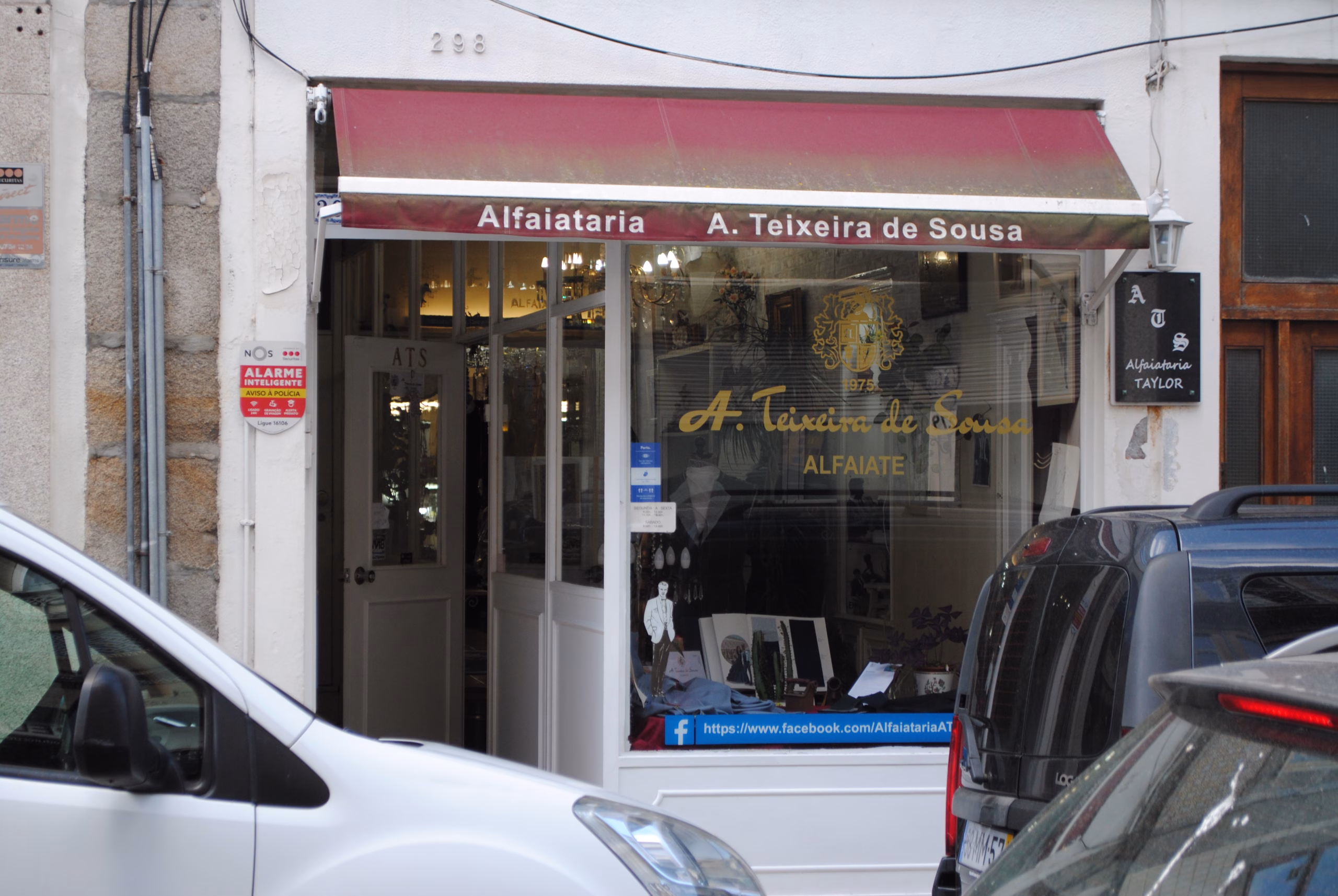 Fachada da Alfaiataria A. Teixeira de Sousa no Porto, Portugal.