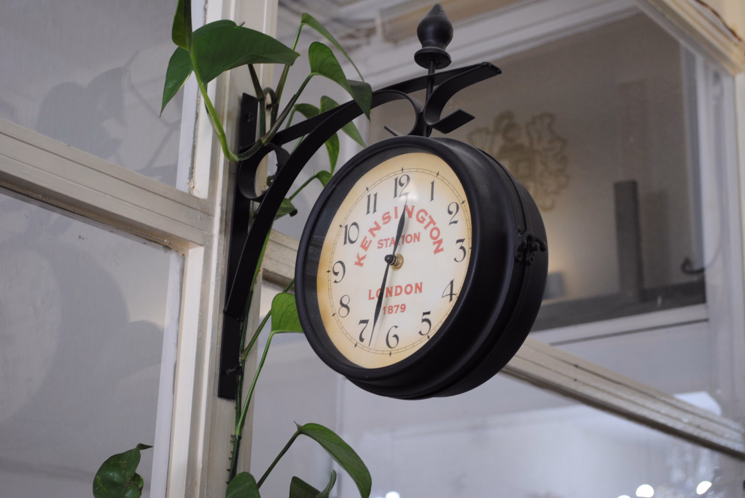 Relógio decorativo na Alfaiataria A. Teixeira de Sousa