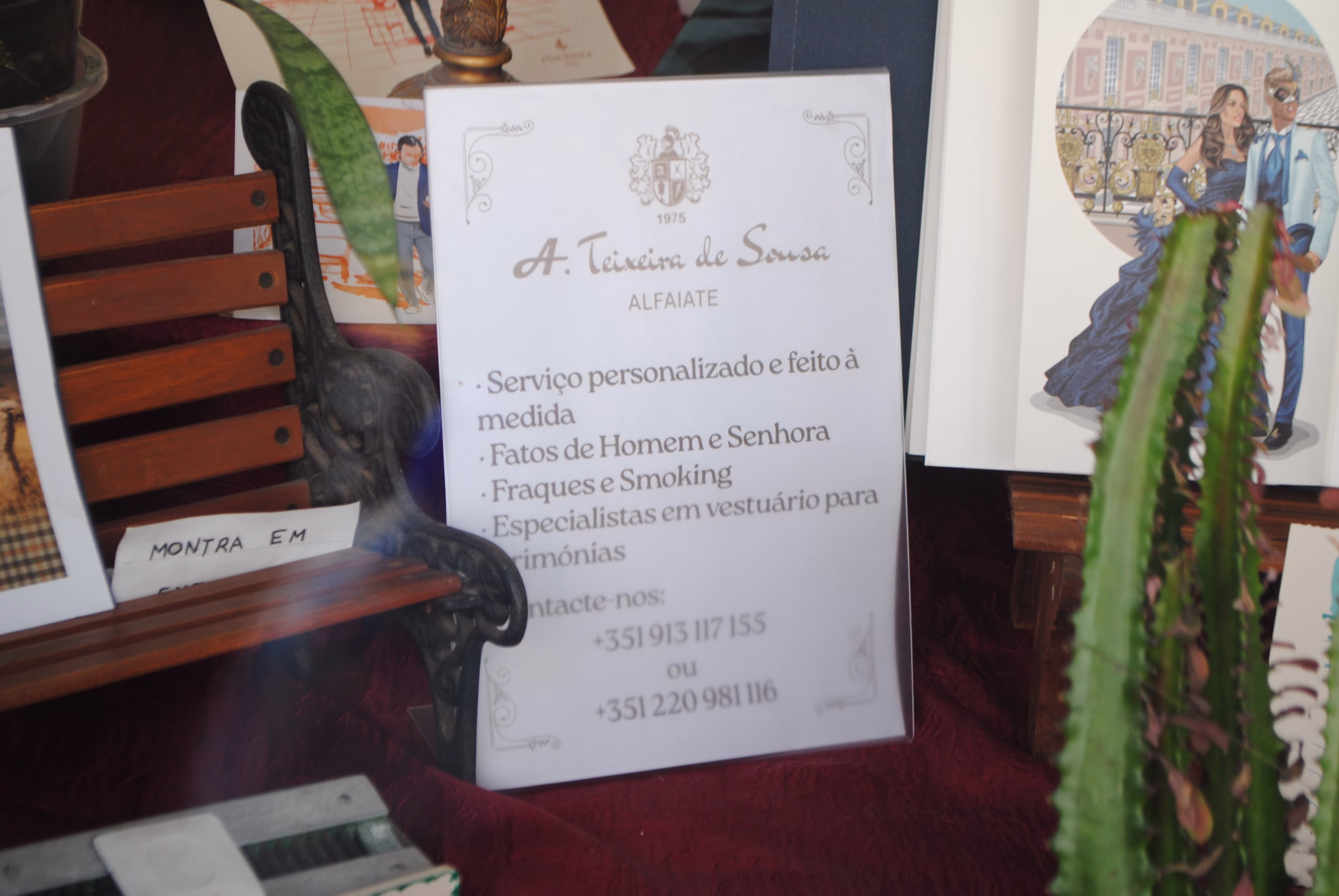 Sinal com contactos e serviços da Alfaiataria A. Teixeira de Sousa