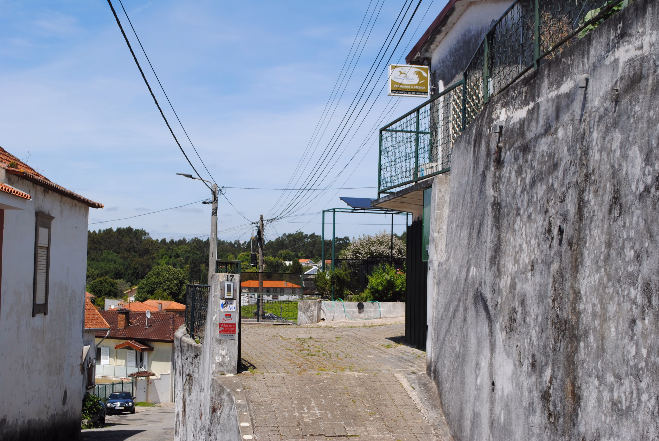 Exterior da Alfaiataria Manuel Alfaiate em Vila Nova de Gaia, Portugal.