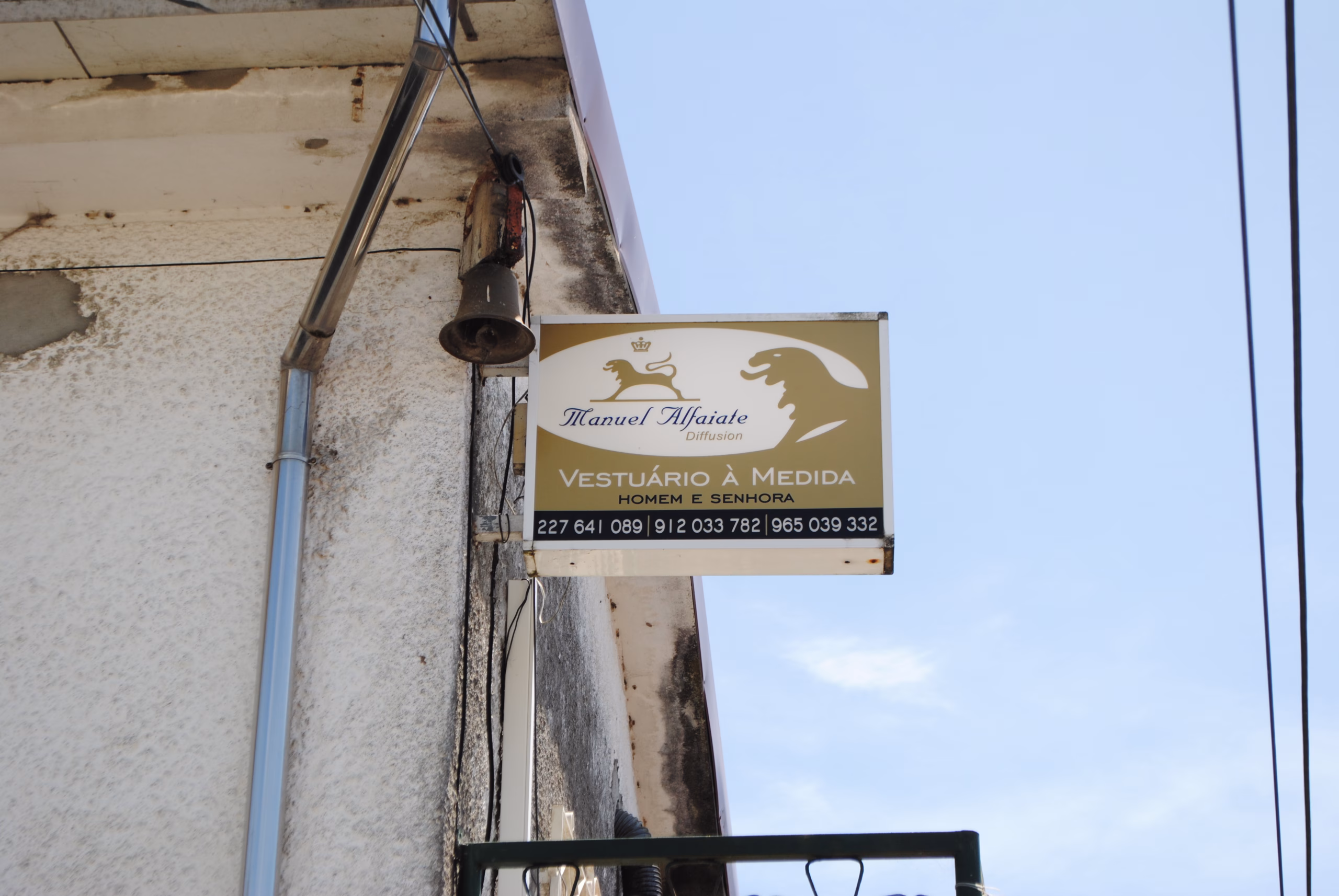 Sinal da Alfaiataria Manuel Alfaiate em Vila Nova de Gaia, Portugal.