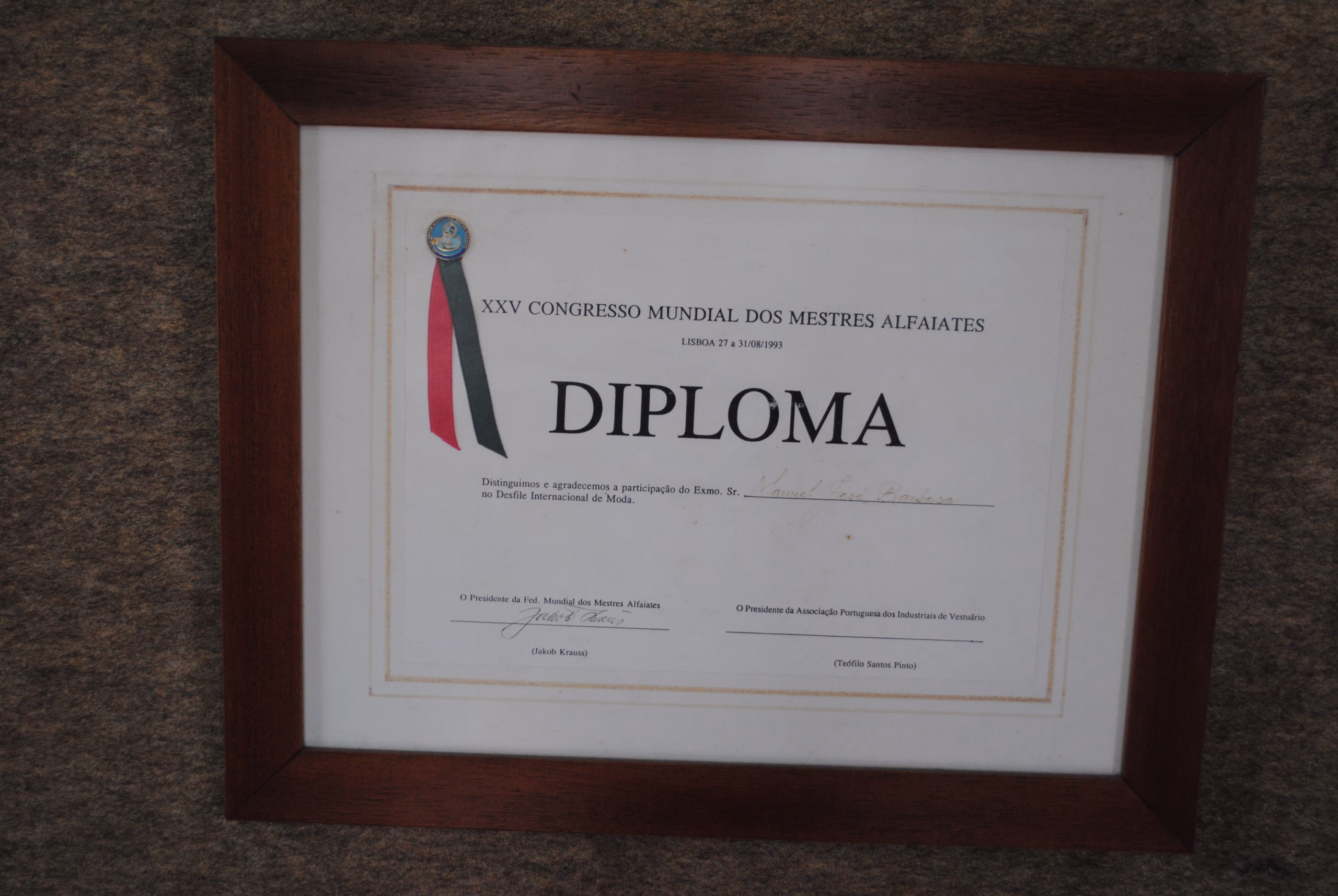Diploma do mestre alfaiate Sr. Néu da Alfaiataria Moderna em Ponte da Barca do XXV Congresso mundial dos mestres alfaiates.