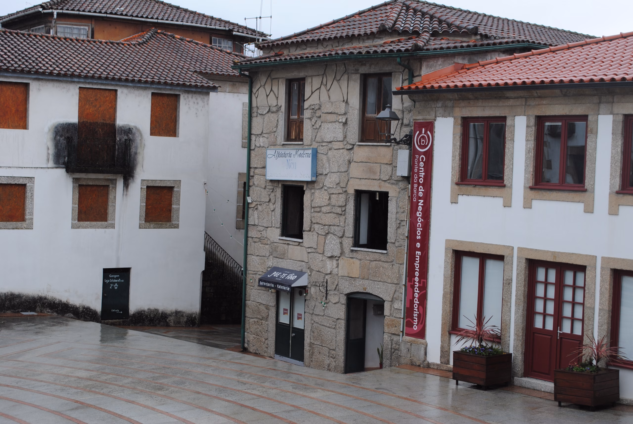 Exterior da Alfaiataria Moderna em Ponte da Barca.