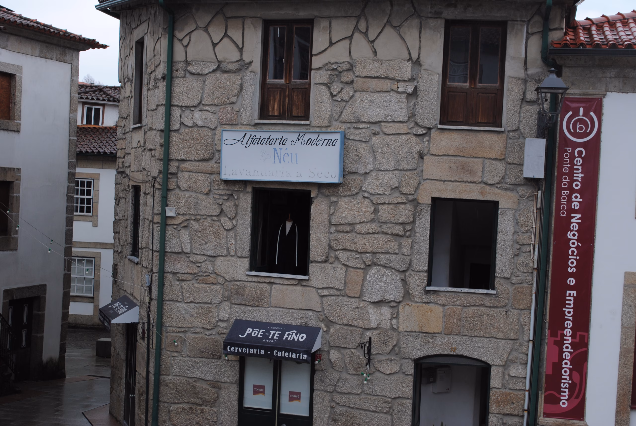 Exterior da Alfaiataria Moderna em Ponte da Barca.