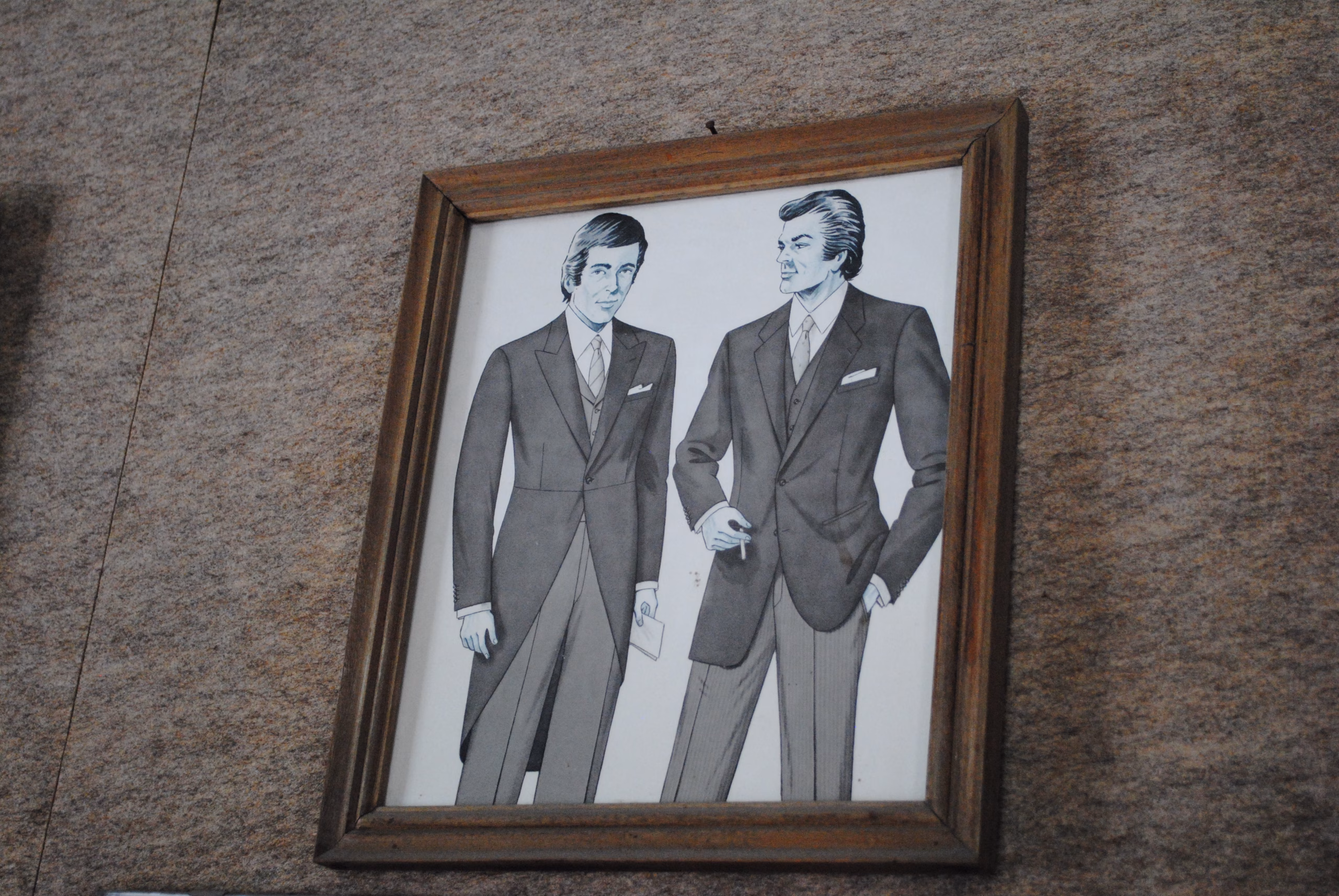 Ilustração de dois homens a usar um fraque e um fato.