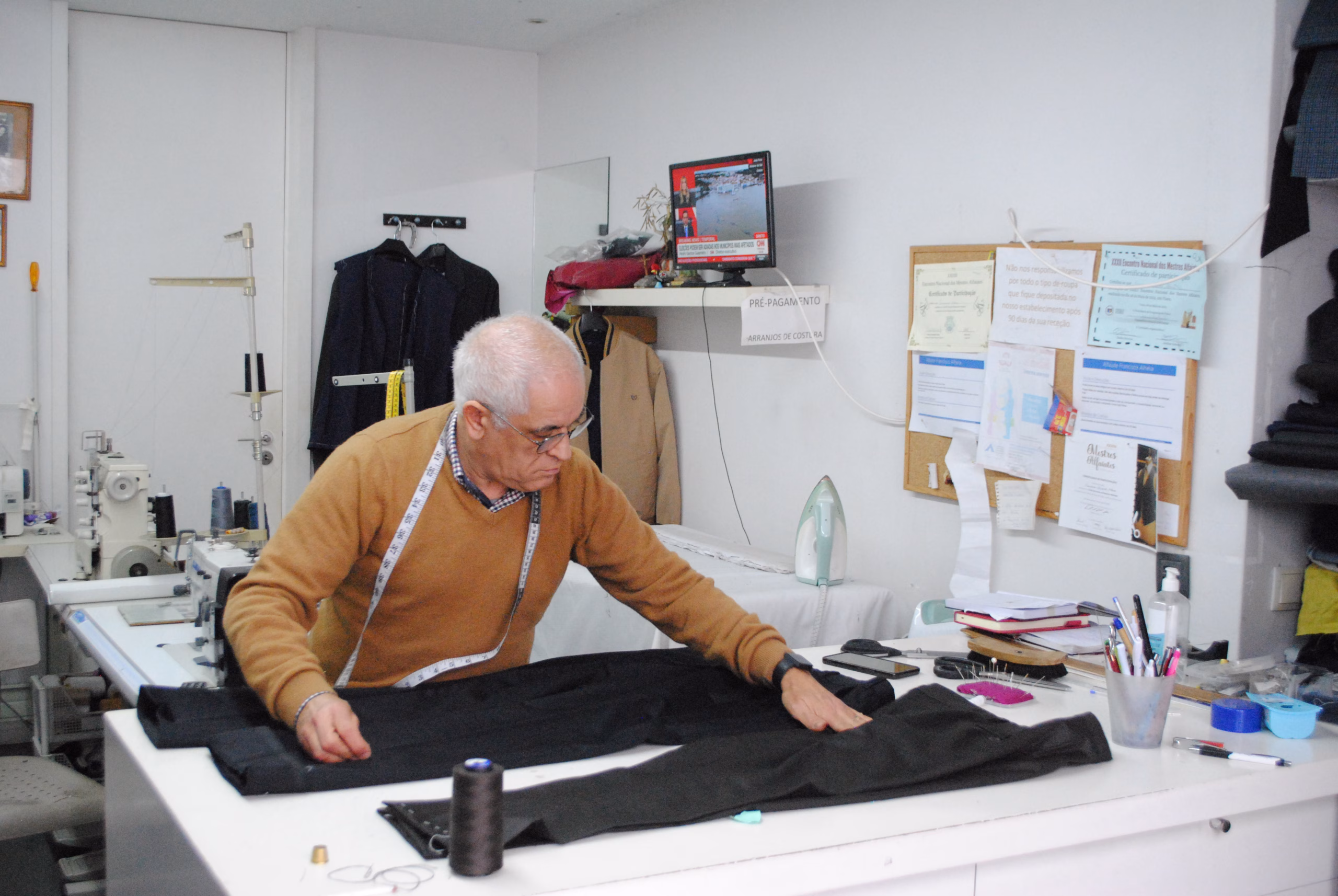 O mestre alfaiate Sr. Francisco Alheia a produzir um par de calças no Alfaiate do Cruzeiro, alfaiataria na Póvoa de Varzim, Portugal.