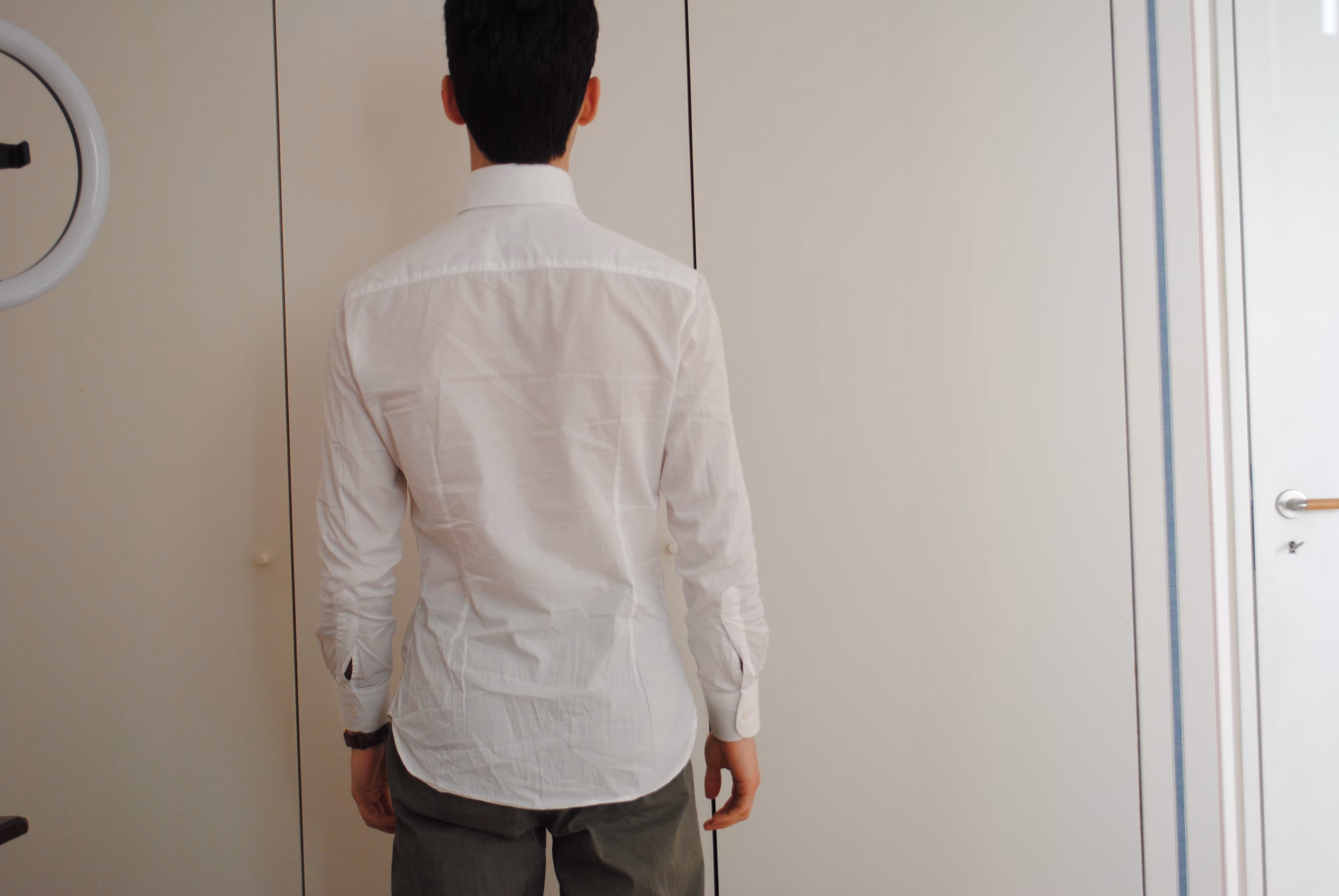 Traseira de uma camisa branca de algodão da Fidúcia.