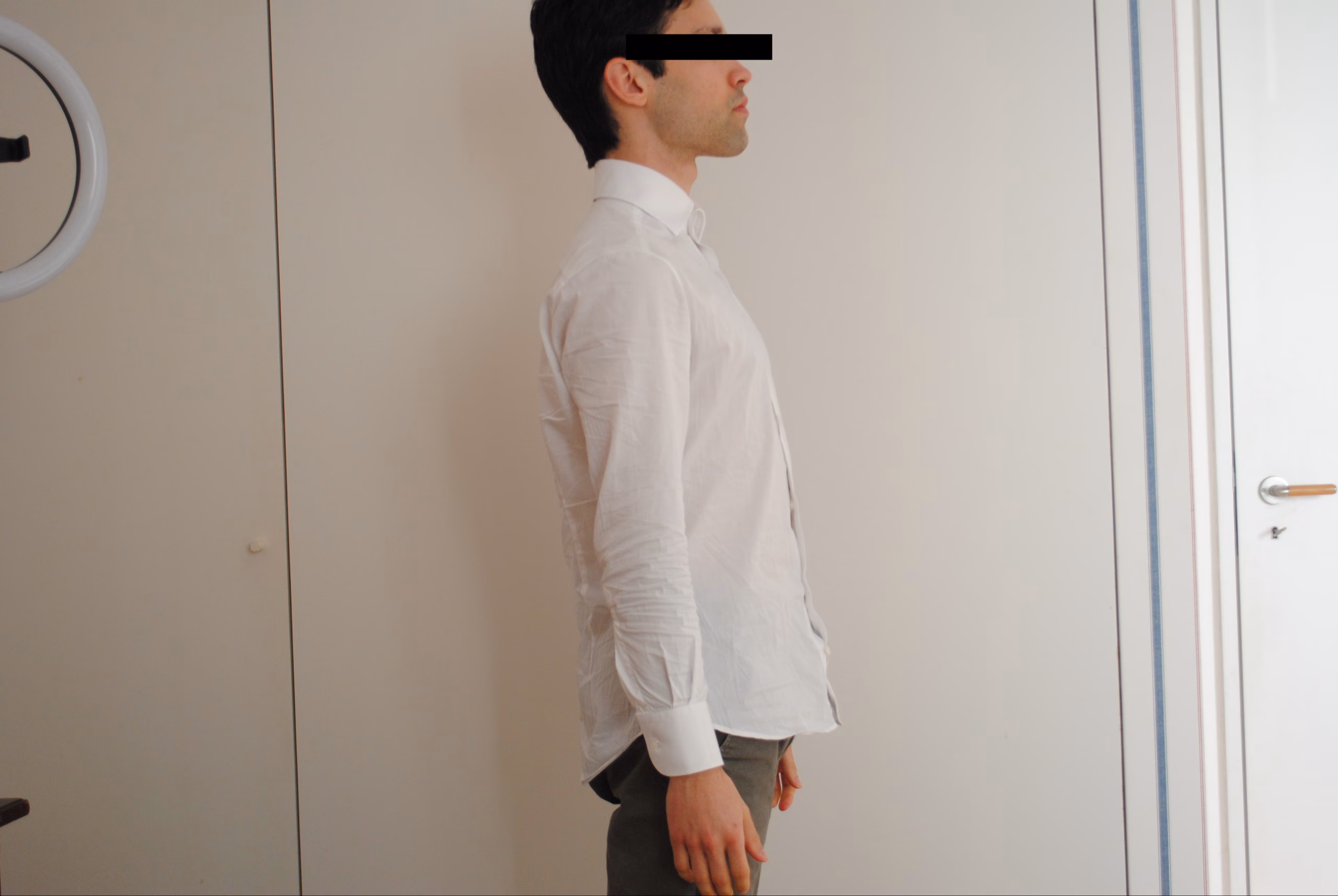 Lado de uma camisa branca de algodão da Fidúcia, com o braço esticado.