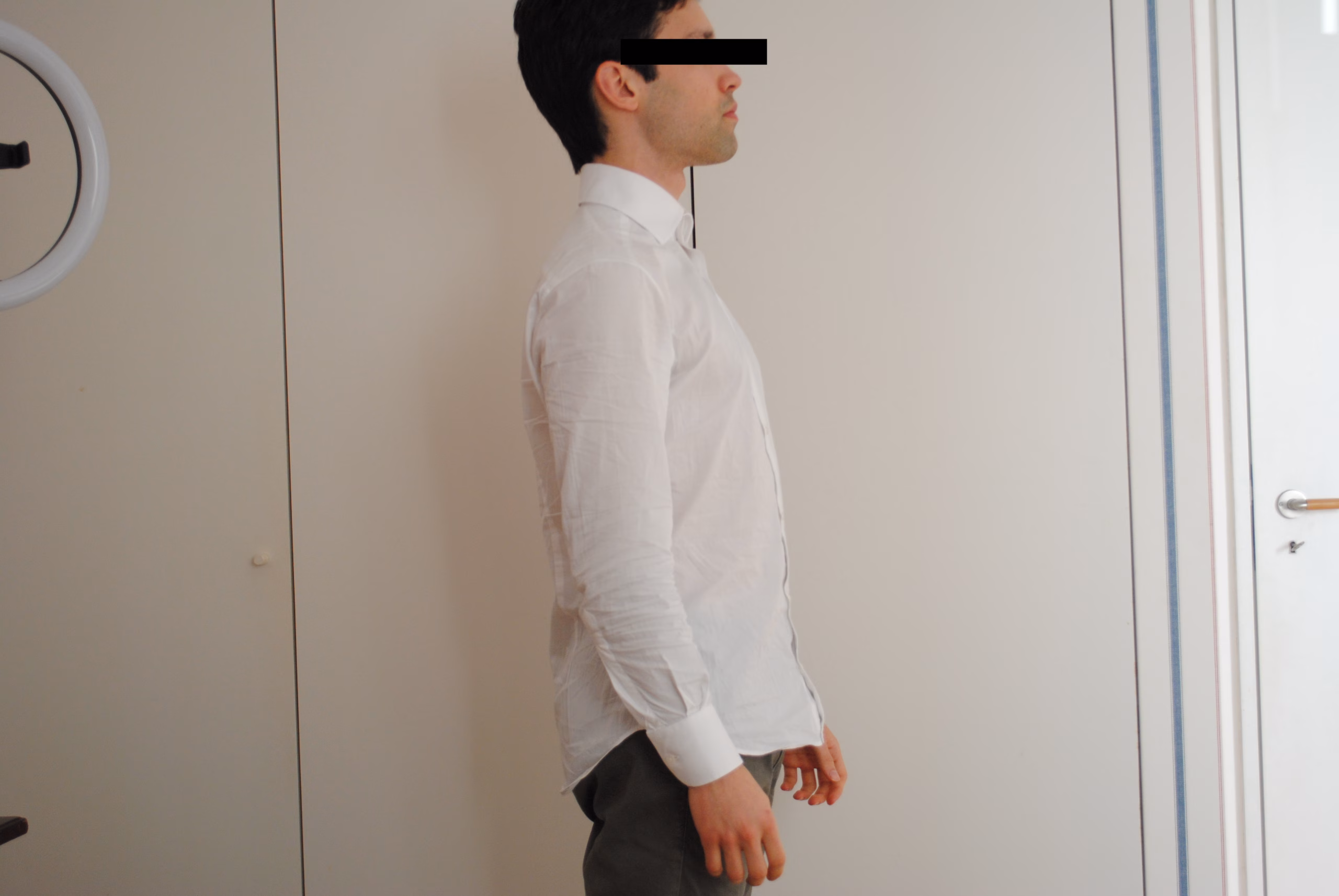 Lado de uma camisa branca de algodão da Fidúcia, com o braço relaxado.