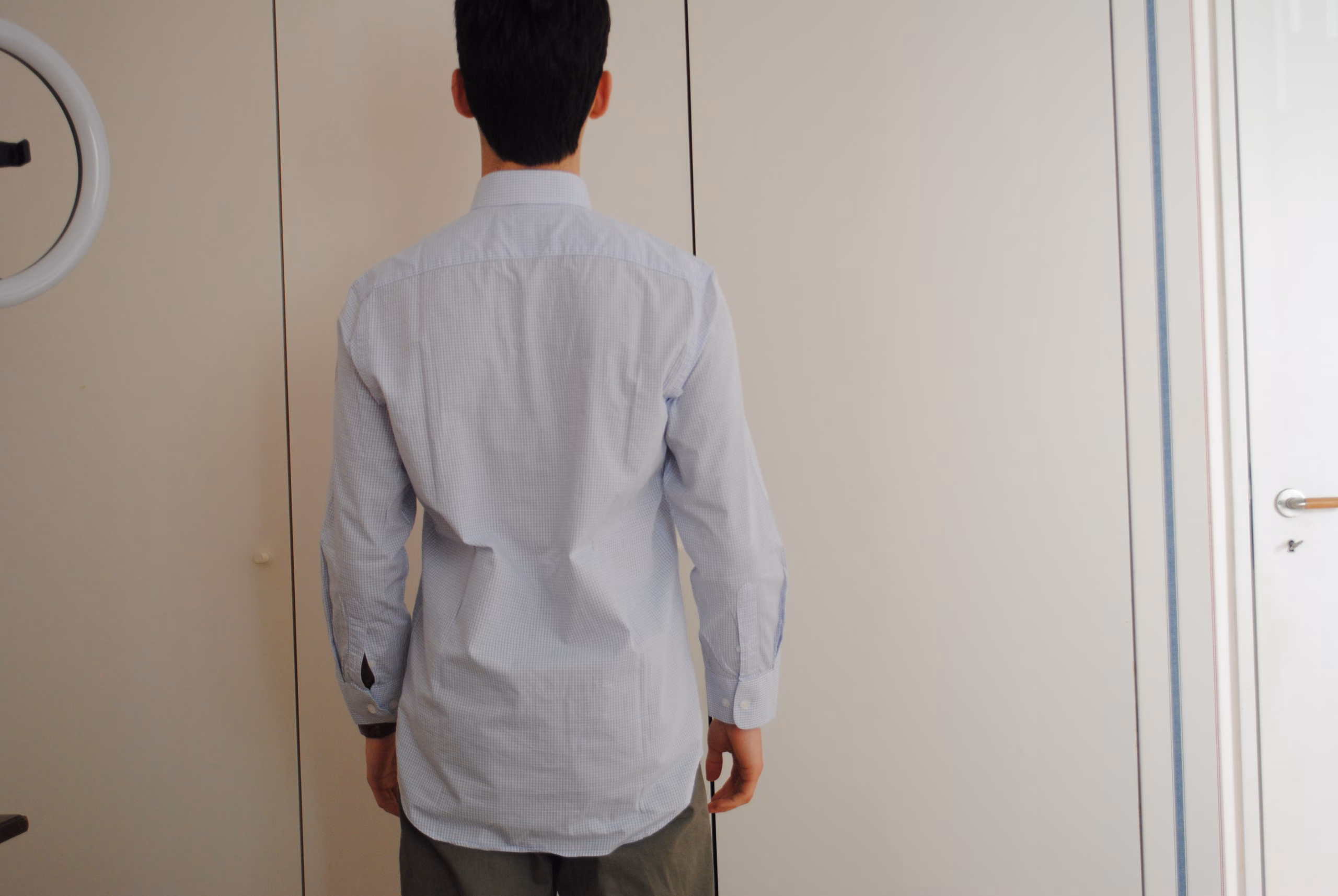 Traseira de uma camisa azul de algodão da Giovanni Galli.