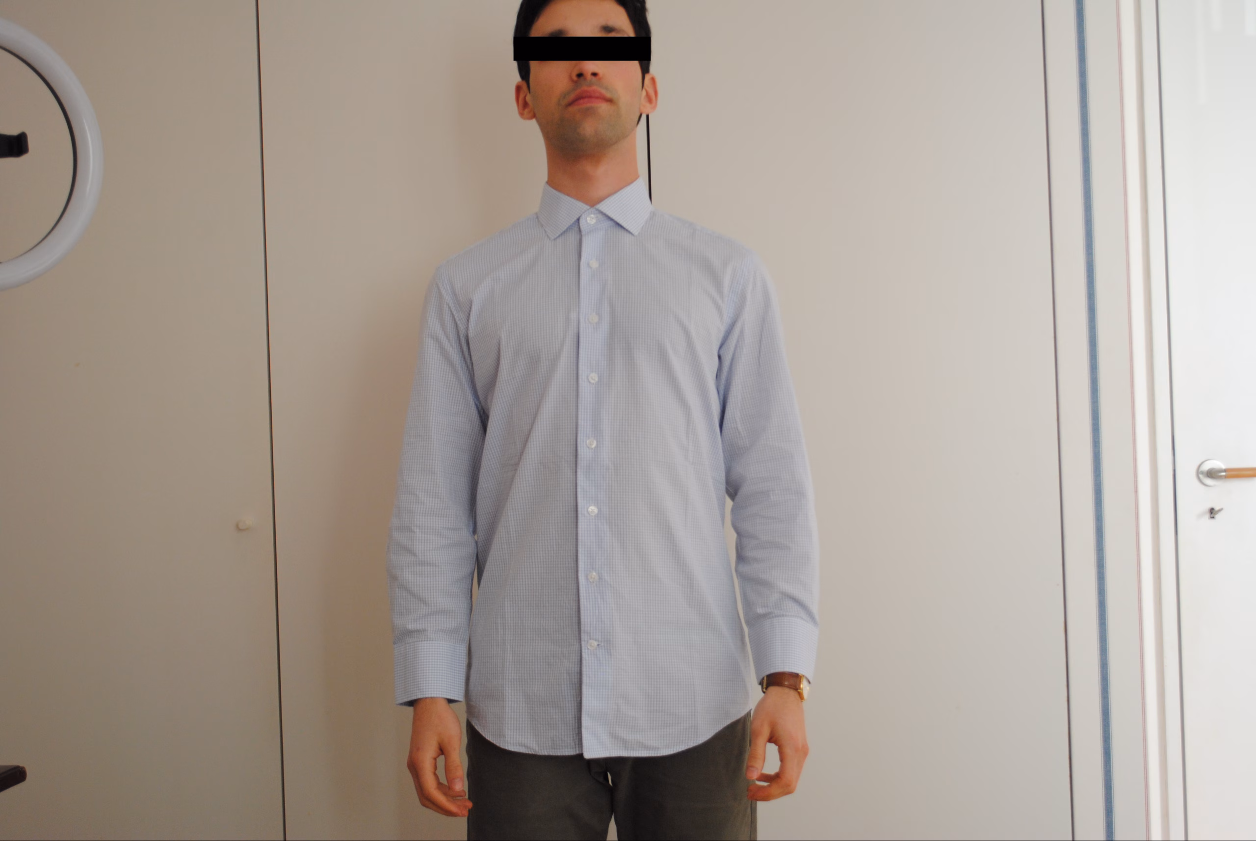 Frente de uma camisa azul de algodão da Giovanni Galli.