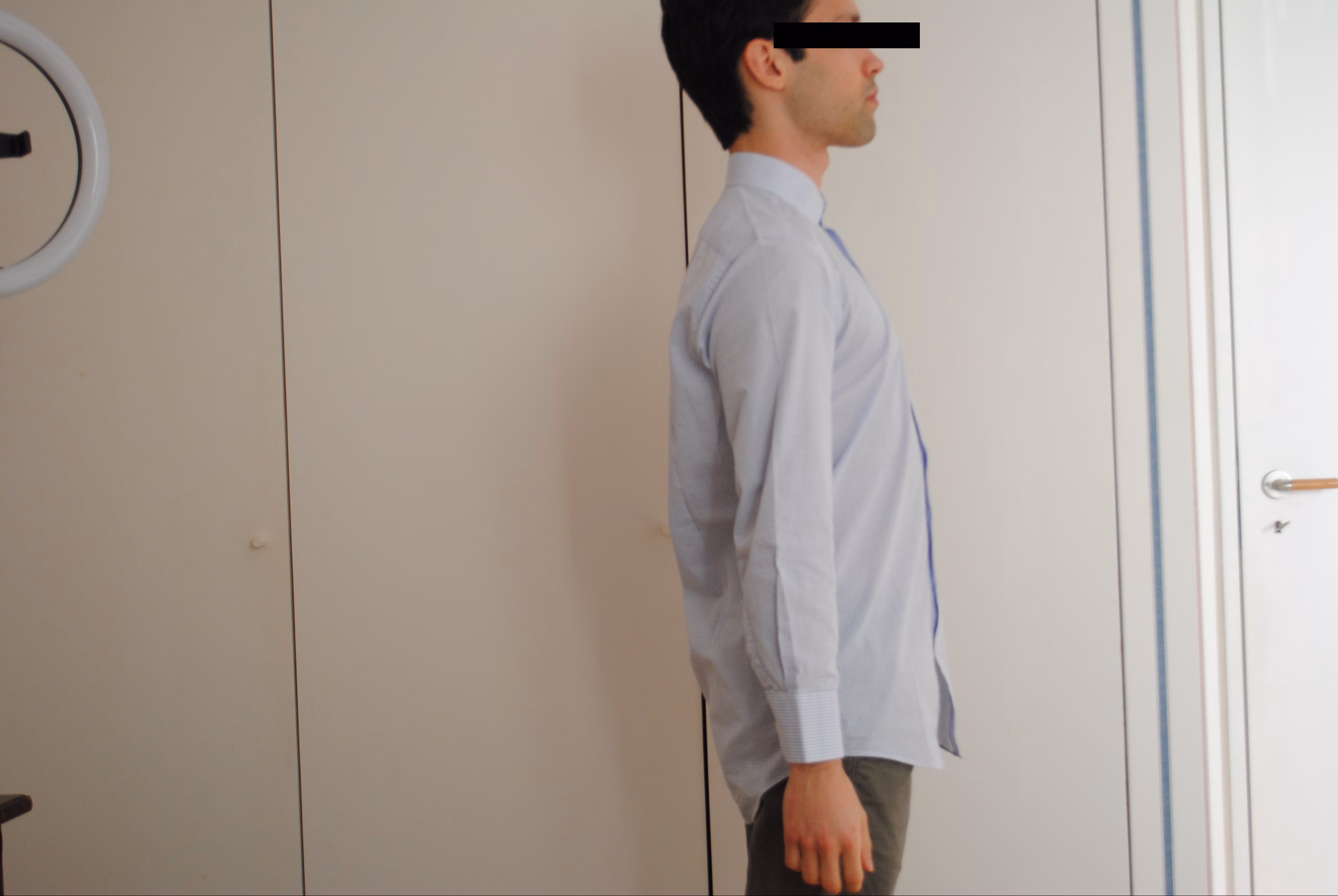 Lado de uma camisa azul de algodão da Giovanni Galli, com o braço esticado.