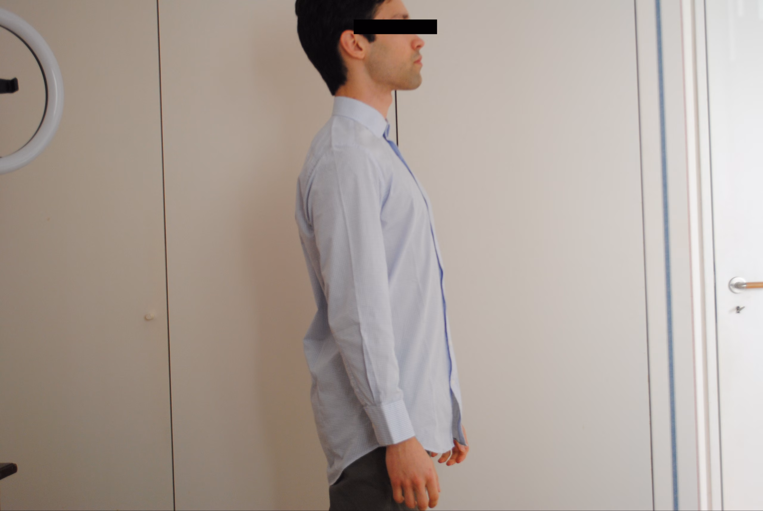 Lado de uma camisa azul de algodão da Giovanni Galli, com o braço relaxado.