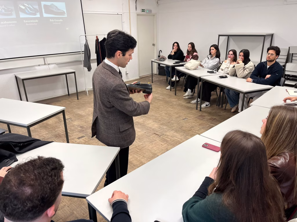 Luís Gagliardini Graça d'O Homem Clássico a dar uma formação de roupa clássica masculina na ISCAL Junior Business Solutions.