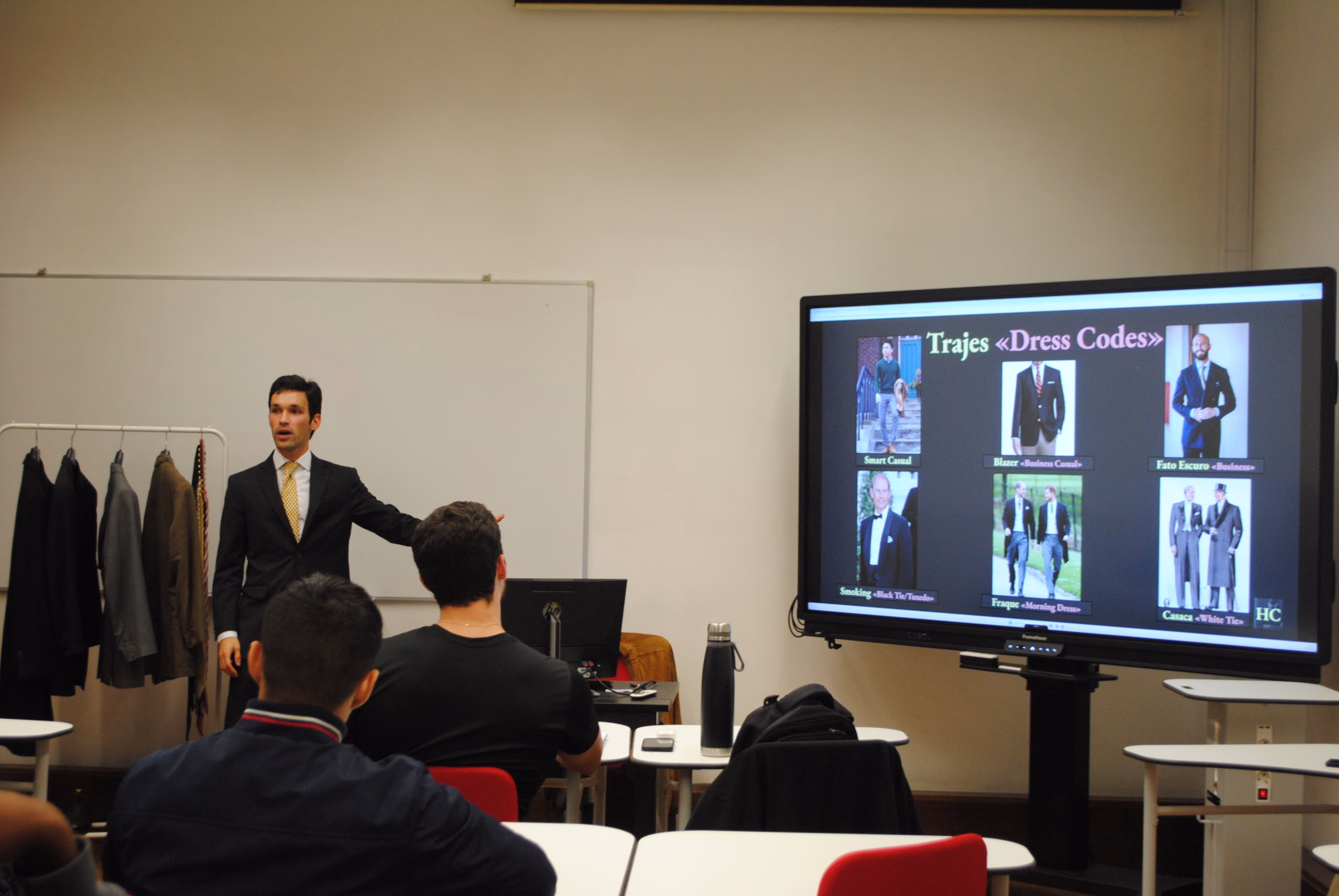 Luís Gagliardini Graça d'O Homem Clássico a dar uma formação de roupa clássica masculina na Mentoria da Universidade do Porto.