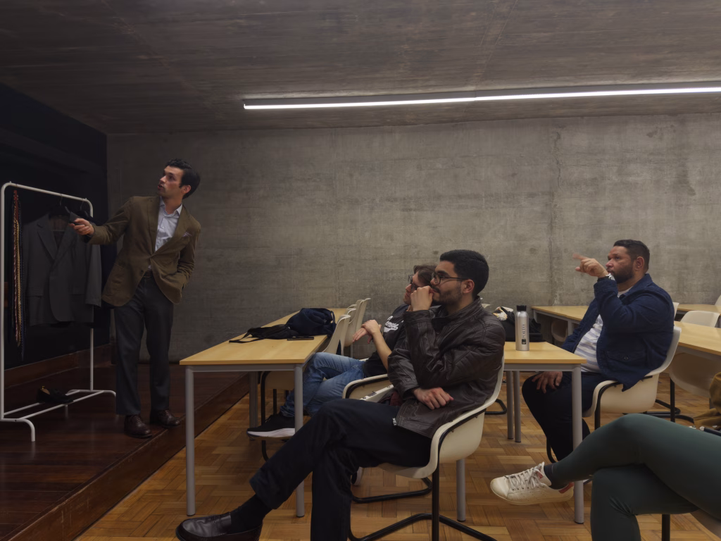 Luís Gagliardini Graça d'O Homem Clássico a dar uma formação de roupa clássica masculina na Mentoria da Faculdade de Economia do Porto.
