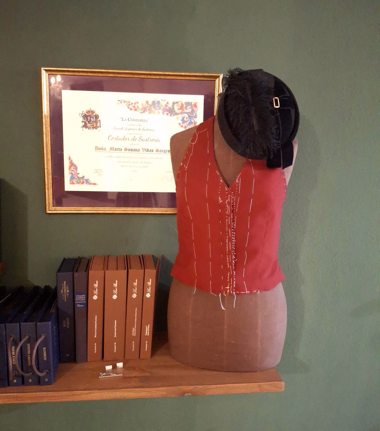 Diploma de corte da Escola Superior de Alfaiataria em Madrid da alfaiataria Vidas Sargento Bespoke em Leiria, Portugal.
