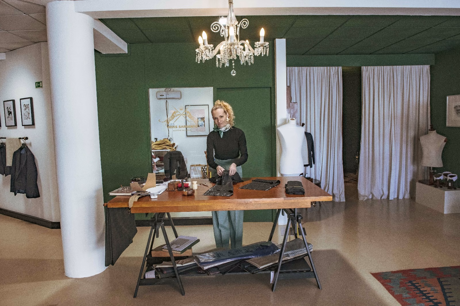 Mestre alfaiate Marta Vidas Sargento a cortar um casaco da alfaiataria Vidas Sargento Bespoke em Leiria, Portugal.