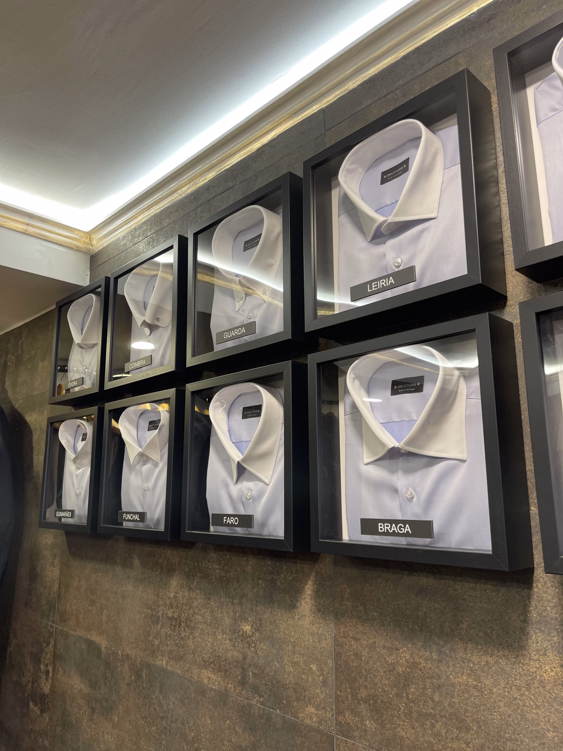 Diferentes estilos de colarinho de camisa na Zebra of Portugal.