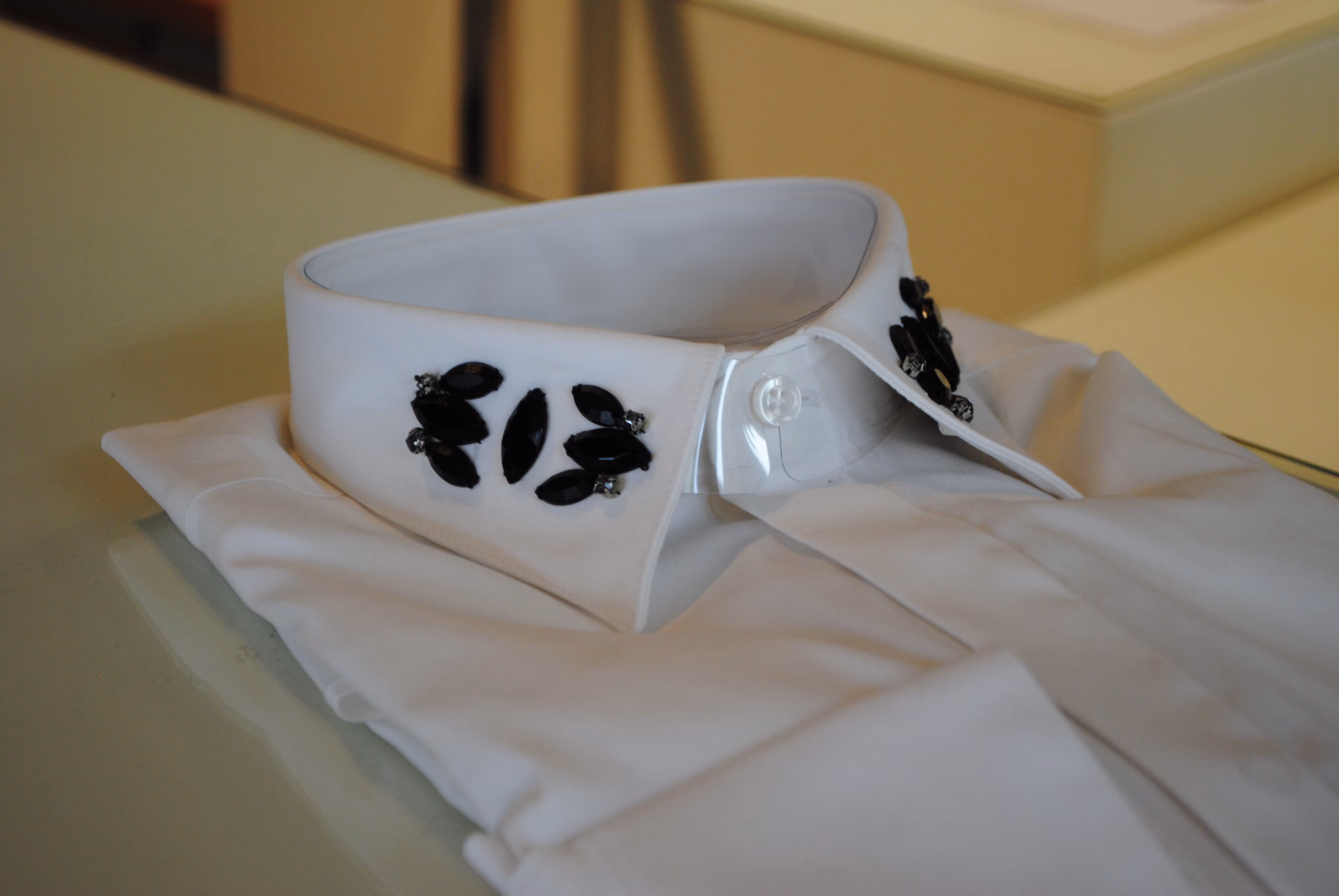 Camisa com decorações no colarinho na loja Prassa Cerimónia.