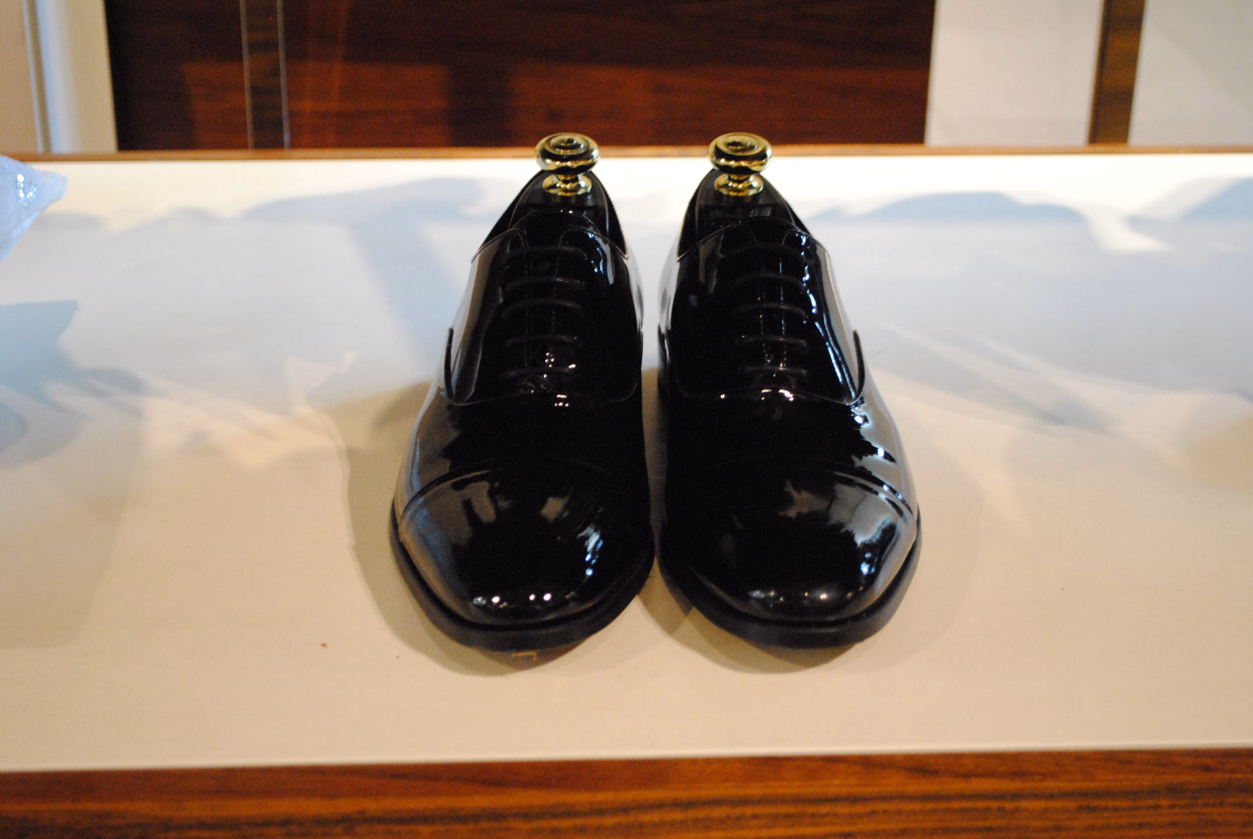 Oxfords pretos envernizados para smoking na loja Prassa Cerimónia.
